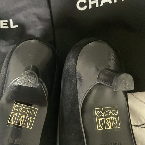 Chanel vintage black suede heels with Chanel dust bags - Picture 6 of 13